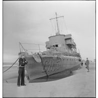 Le chasseur de sous-marins CH 9 échoué sur la plage de Malo-les-Bains suite à une attaque aérienne allemande.