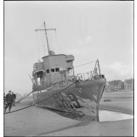 Le chasseur de sous-marins CH 9 échoué sur la plage de Malo-les-Bains suite à une attaque aérienne allemande.