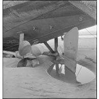 Hélices et gouvernail du chasseur de sous-marins CH 9 échoué sur une plage de Malo-les-Bains suite à une attaque aérienne allemande.