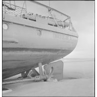 L'arrière bâbord du chasseur de sous-marins CH 9 échoué sur une plage de Malo-les-Bains suite à une attaque aérienne allemande.
