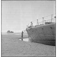 L'avant bâbord du chasseur de sous-marins CH 9 échoué sur la plage de Malo-les-Bains. A l'arrière-plan, l'épave du torpilleur l'Adroit attaqué et échoué le même jour.