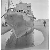 Etrave du chasseur de sous-marins CH 9 échoué sur la plage de Malo-les-Bains suite à une attaque aérienne allemande.