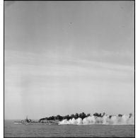 Cheminée d'un contre-torpilleur émettant de la fumée.