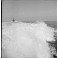 Contre-torpilleur naviguant en convoi dans le sillage d'un autre navire.