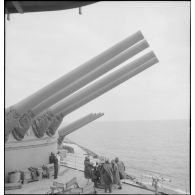 Tourelles quadruples de canons de 330 mm du cuirassé Dunkerque pointées par le travers.