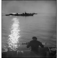 Contre-torpilleurs d'une division naviguant bord à bord. Au premier plan, un télémétriste.