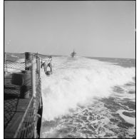 Division de contre-torpilleurs naviguant en ligne de file.