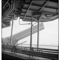 Tourelles quadruples de canons de 330 mm du cuirassé Dunkerque pointées par le travers.