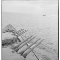 Tourelles quadruples de canons de 330 mm du cuirassé Dunkerque pointées par le travers.