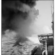Fumée émanant de la cheminée d'un contre-torpilleur.