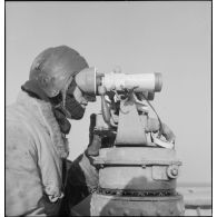 Guetteur aux jumelles à bord du cuirassé Dunkerque.