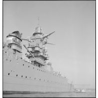 Avant tribord du cuirassé Dunkerque au mouillage.