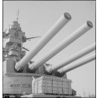 Tourelle quadruple de canons de 330 mm sur le pont avant du cuirassé Dunkerque.