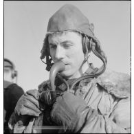 Portrait d'un marin téléphoniste sur le pont du cuirassé Dunkerque.