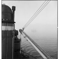 Torpilleurs au mouillage bord à bord.