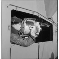 Portrait d'un timonier à bord du cuirassé Dunkerque manoeuvrant un projecteur Scott.