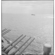 Tourelles quadruples de canons de 330 mm du cuirassé Dunkerque pointées par le travers.