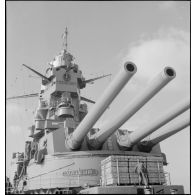 Tourelle quadruple de canons de 330 mm sur le pont avant du cuirassé Dunkerque.