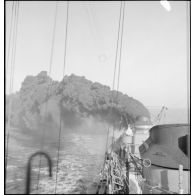 Fumée émanant de la cheminée d'un contre-torpilleur.