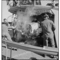Tourelle de canons d'artillerie secondaire en action à bord du cuirassé Dunkerque.