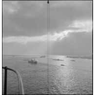 Bâtiments de surface et sous-marin dans une rade.