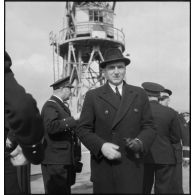 Portrait de Louis Jacquinot, ministre de la Marine, lors d'une cérémonie à bord d'un bâtiment de la Marine nationale.