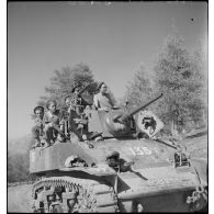 Fusiliers marins du 1er régiment de fusiliers marins (RFM) sur un char léger Stuart M5 A1.