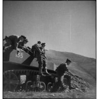 Fusiliers marins du 1er régiment de fusiliers marins (RFM) sur un char léger Stuart M5 A1.