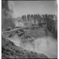 Progression d'un char léger Stuart M5 A1 du 1er régiment de fusiliers marins (RFM).