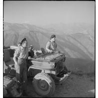 Le capitaine de corvette Barberot du 1er régiment de fusiliers marins (RFM)dans le massif de l'Authion.