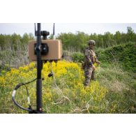 Un droniste du 61e régiment d'artillerie (RA) déploie l'antenne d'un système de mini-drone de reconnaissance (SMDR) à Tapa, en Estonie.