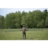 Un droniste du 61e régiment d'artillerie (RA) déploie la rampe de lancement et de catapultage d'un système de mini-drone de reconnaissance (SMDR) à Tapa, en Estonie.