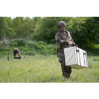 Un droniste du 61e régiment d'artillerie (RA) déploie un système de mini-drone de reconnaissance (SMDR) à Tapa, en Estonie.