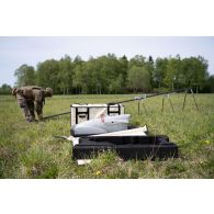 Un droniste du 61e régiment d'artillerie (RA) déploie la rampe de lancement et de catapultage d'un système de mini-drone de reconnaissance (SMDR) à Tapa, en Estonie.