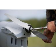 Un droniste du 61e régiment d'artillerie (RA) assemble un système de mini-drone de reconnaissance (SMDR) sur sa rampe de lancement et de catapultage d'à Tapa, en Estonie.