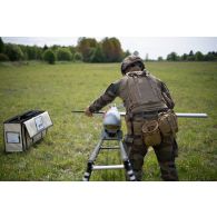 Un droniste du 61e régiment d'artillerie (RA) assemble un système de mini-drone de reconnaissance (SMDR) sur sa rampe de lancement et de catapultage d'à Tapa, en Estonie.