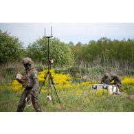 Des dronistes du 61e régiment d'artillerie (RA) déploient un système de mini-drone de reconnaissance (SMDR) à Tapa, en Estonie.