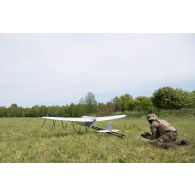 Un droniste du 61e régiment d'artillerie (RA) fait décoller un système de mini-drone de reconnaissance (SMDR) sur sa rampe de lancement et de catapultage d'à Tapa, en Estonie.