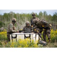 Des dronistes du 61e régiment d'artillerie (RA) analysent les images retour d'un système de mini-drone de reconnaissance (SMDR) à Tapa, en Estonie.