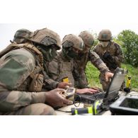 Des dronistes du 61e régiment d'artillerie (RA) analysent les images retour d'un système de mini-drone de reconnaissance (SMDR) à Tapa, en Estonie.