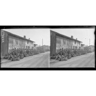 Somme-Bionne : la halte horaire, infanterie partant vers les 1ères lignes. [légende d’origine]