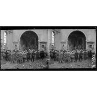Bernécourt (Meurthe-et-Moselle), la messe dans l’église détruite. [légende d’origine]
