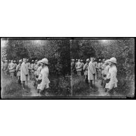 Serzy (Marne), arrivée du général Pétain et du général Pellé au quartier général de la 121e Division d'infanterie (121e DI). Le général Pétain félicite quelques soldats de la 121e Division d'infanterie. [légende d’origine]