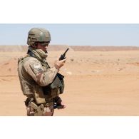 Le lieutenant Baudoin communique par radio pour une évacuation à Alguelal.