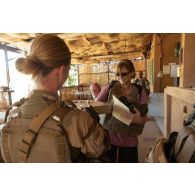L'auxiliaire sanitaire Mathilde distribue une ration alimentaire à une ressortissante pour son évacuation à Alguelal, au NIger.