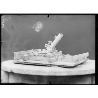 Paris, Salon des Armées, modèle de plateforme, de mortier de 240 T par Dessimeaux. [légende d’origine]