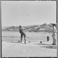 Dellys. Un concurrent essaie à l'aide de grenade d'atteindre une cible.