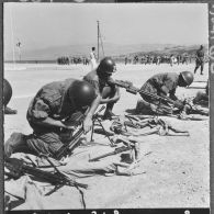 Dellys. Démontages et remontages d'armes.