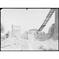 Viaduc de Dannemarie démoli par un 420 allemands. [légende d’origine]