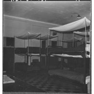 Beni Messous. Camp Basset. Batiments du centre d'instruction du train n°160 (CIT 160) et de la compagnie de circulation routière n°210 (CCR 210). Dortoir.